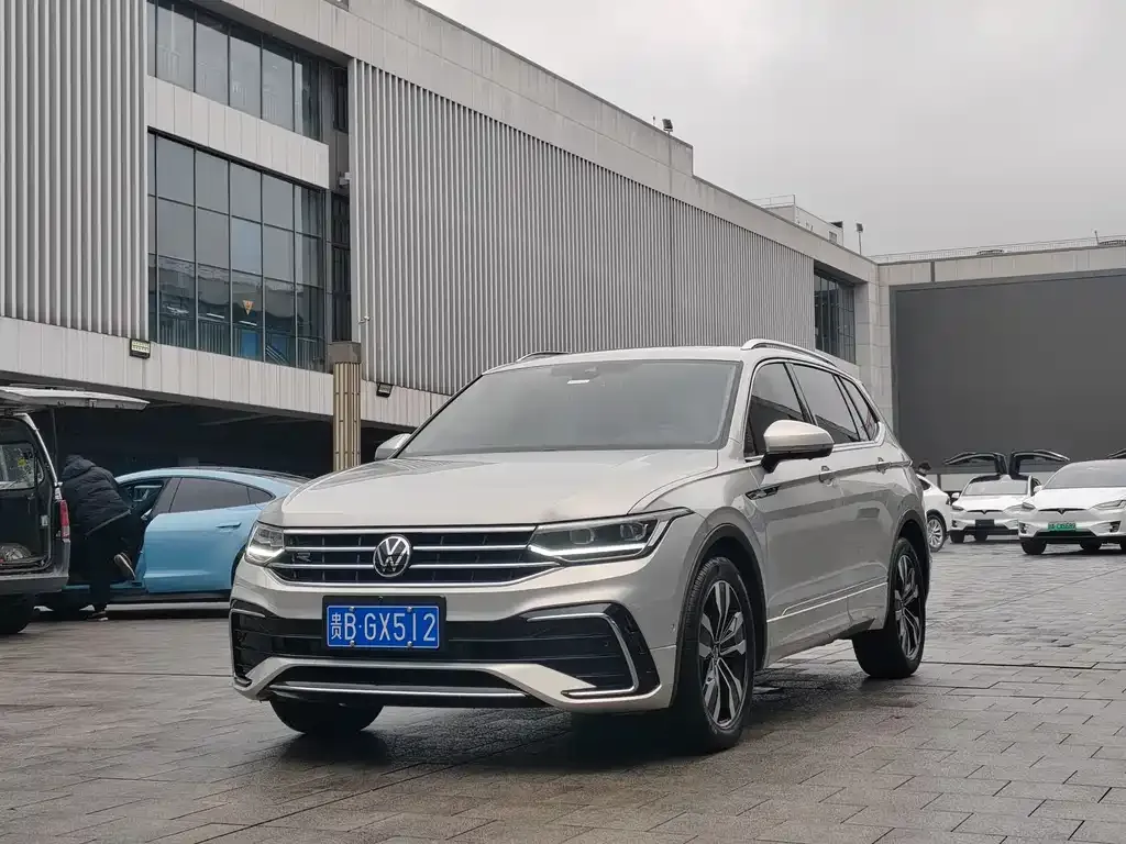 Volkswagen Tiguan L — фото 1