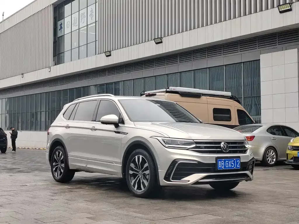 Volkswagen Tiguan L — фото 10