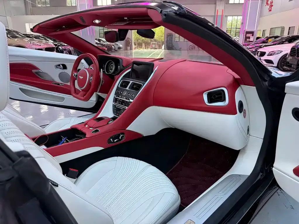 Aston Martin DB11 2021 из CN, фото 3