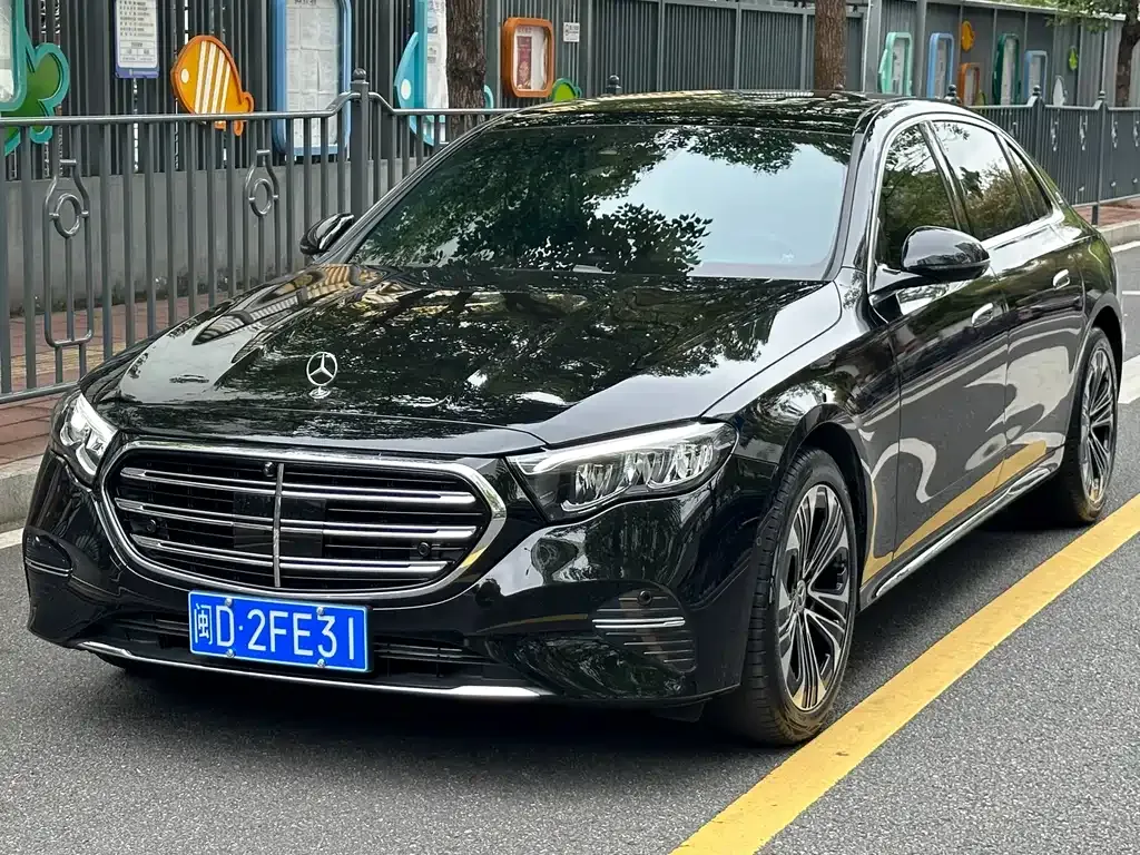 Mercedes-Benz E-Class — фото 1