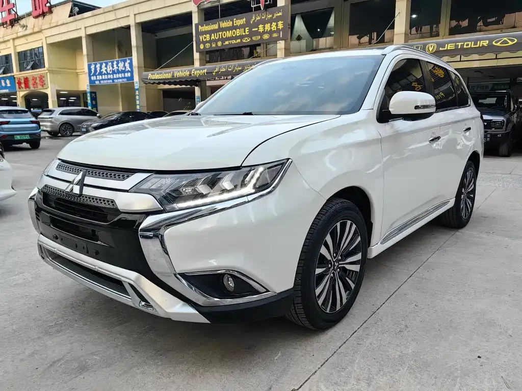 Mitsubishi Outlander — фото 1