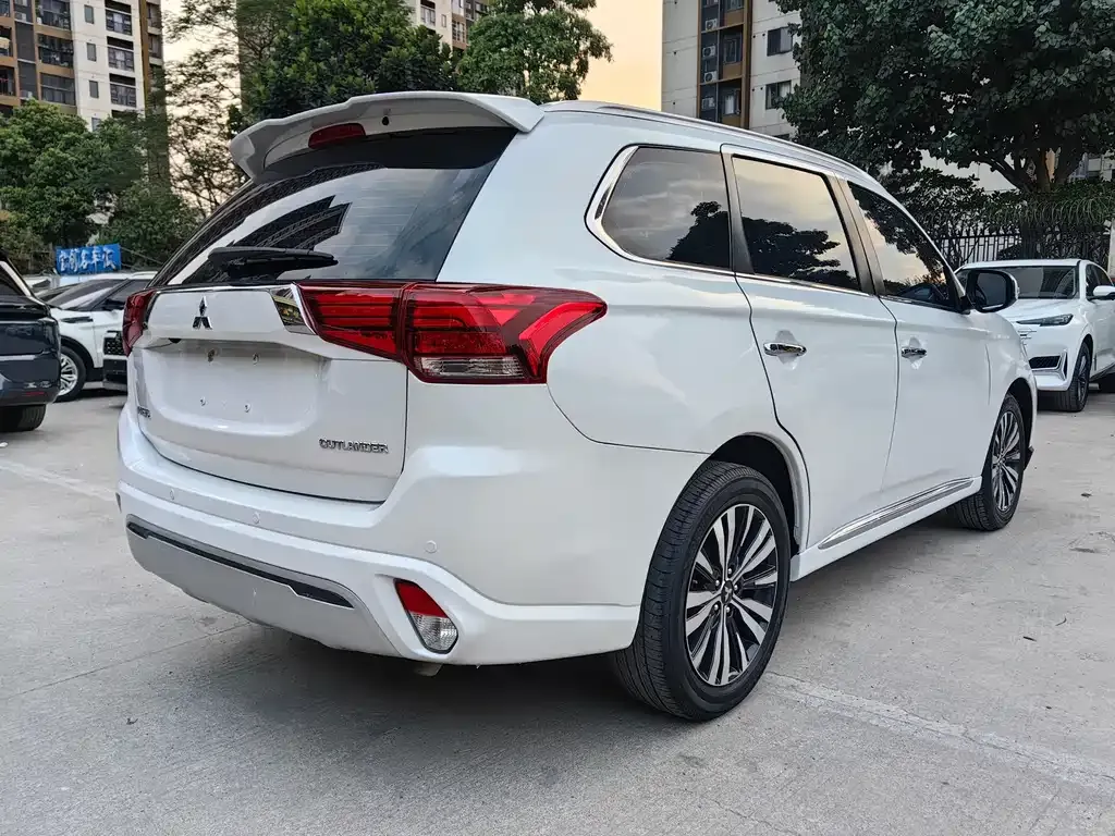 Mitsubishi Outlander — фото 6