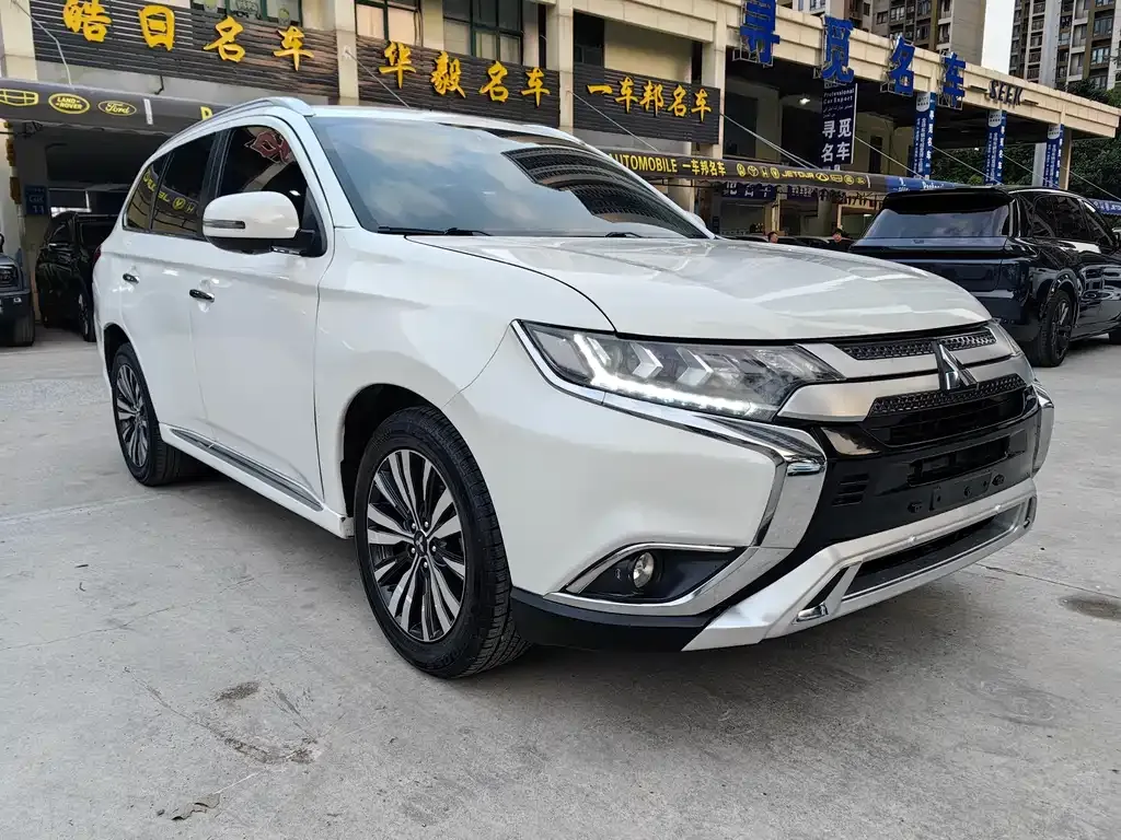 Mitsubishi Outlander — фото 10