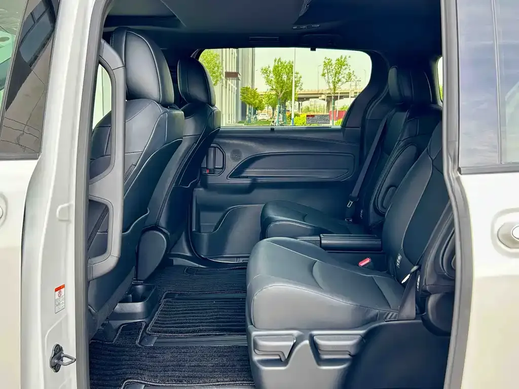 Toyota Granvia — фото 6
