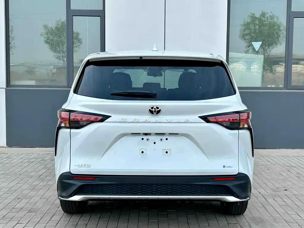 Toyota Granvia — фото 3
