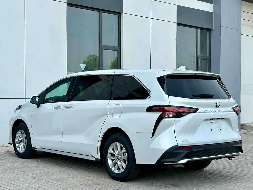 Toyota Granvia — фото 5