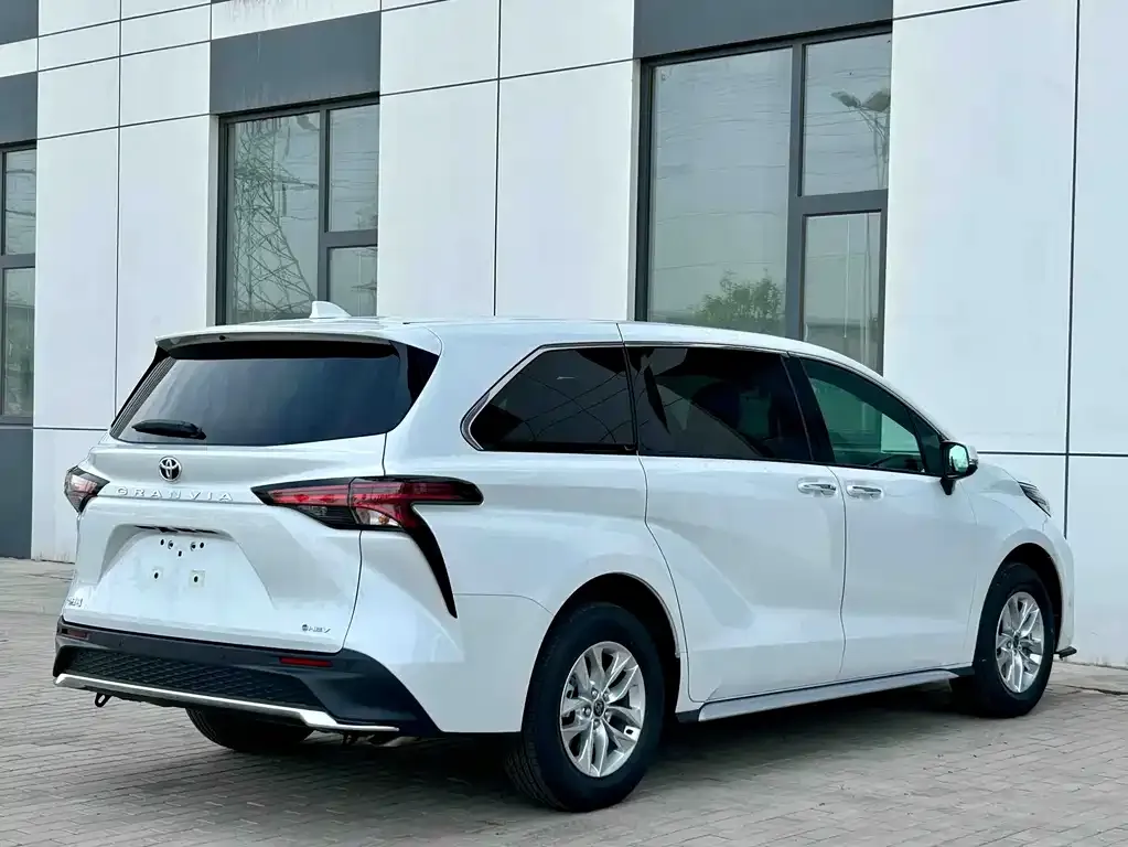 Toyota Granvia — фото 2