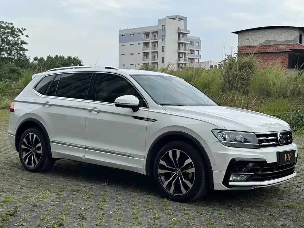 Volkswagen Tiguan L — фото 9