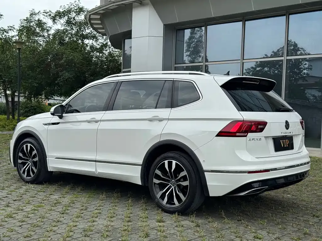 Volkswagen Tiguan L — фото 2