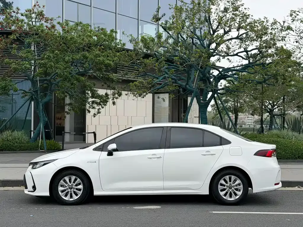 Toyota Corolla — фото 7