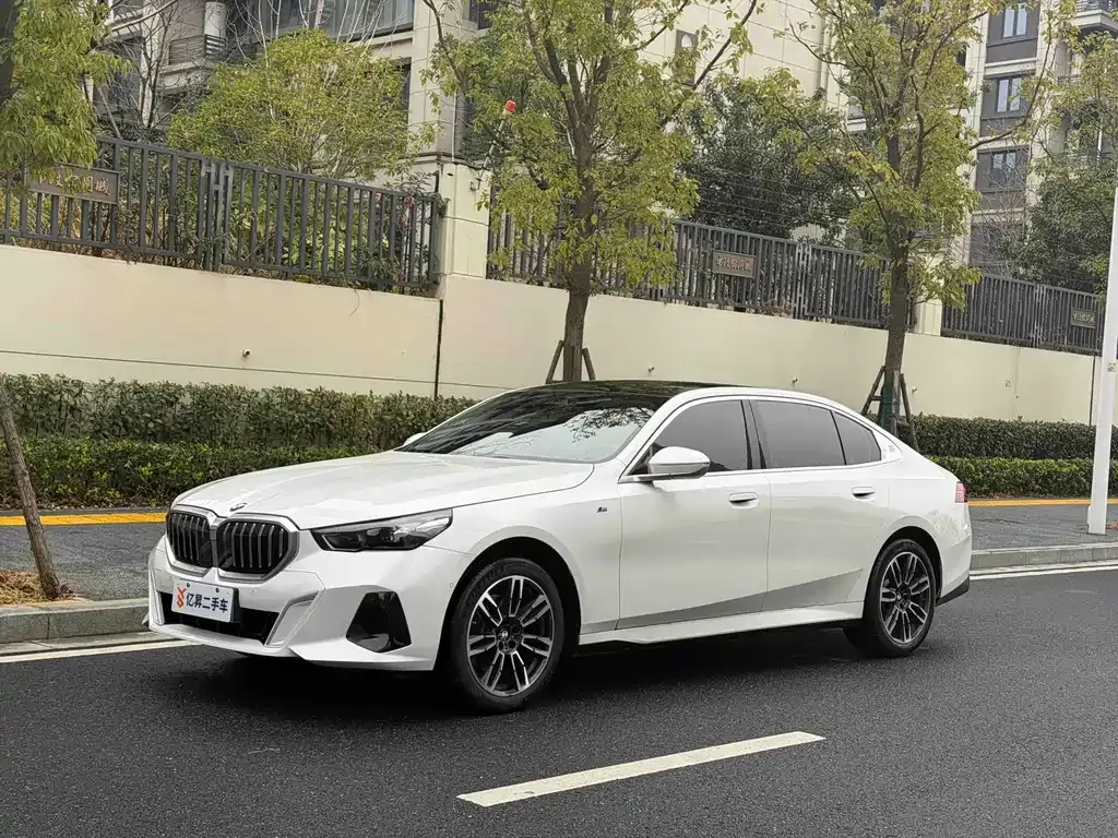 BMW 5 Series — фото 1