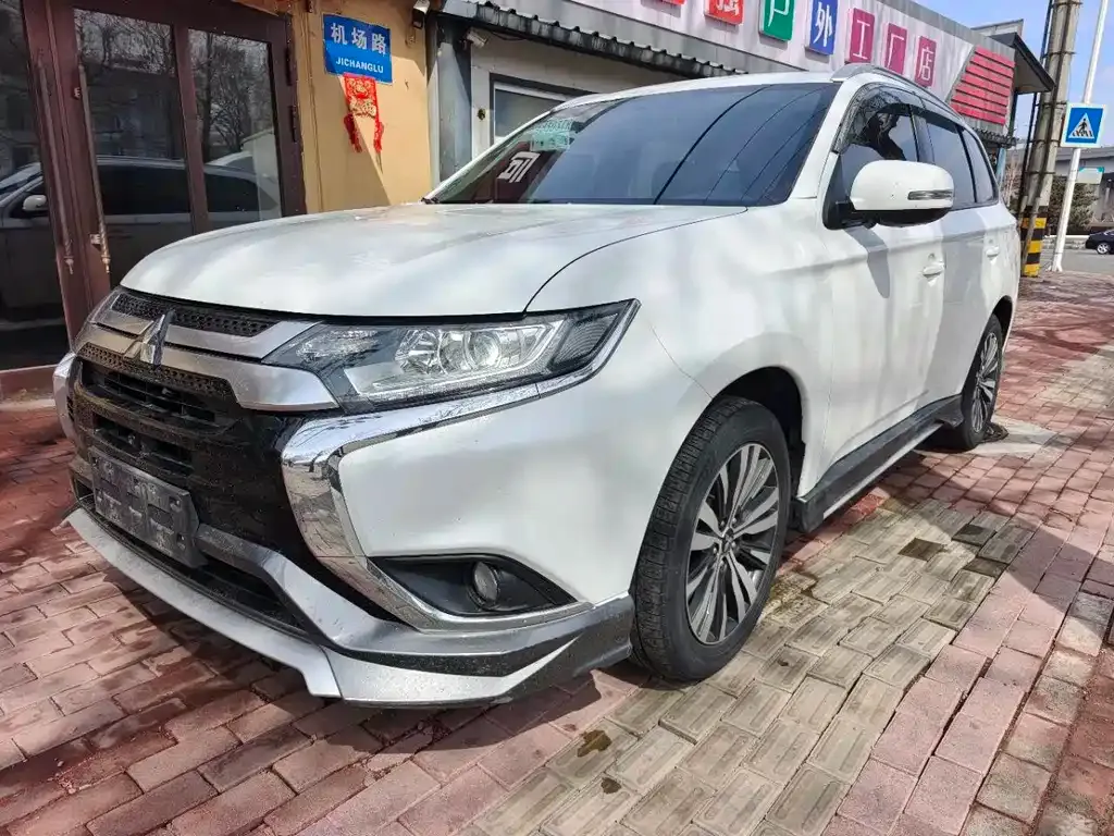 Mitsubishi Outlander — фото 1