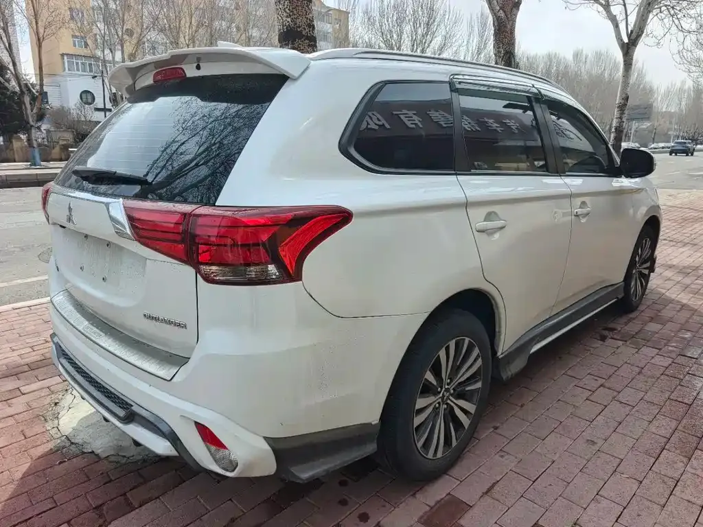 Mitsubishi Outlander — фото 3