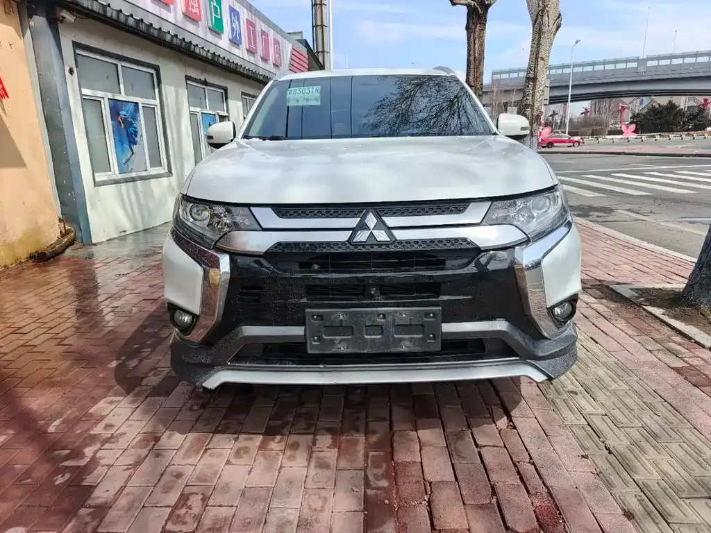 Mitsubishi Outlander — фото 10