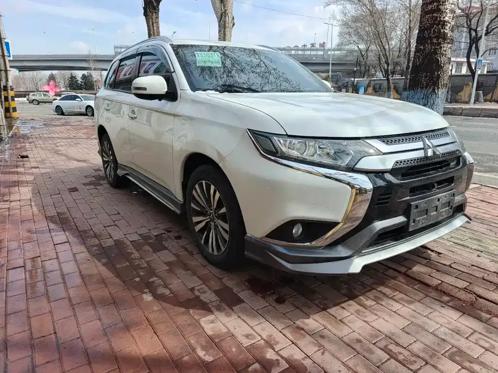 Mitsubishi Outlander — фото 7