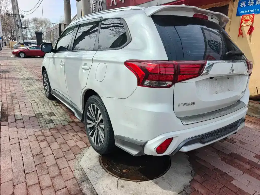 Mitsubishi Outlander — фото 8