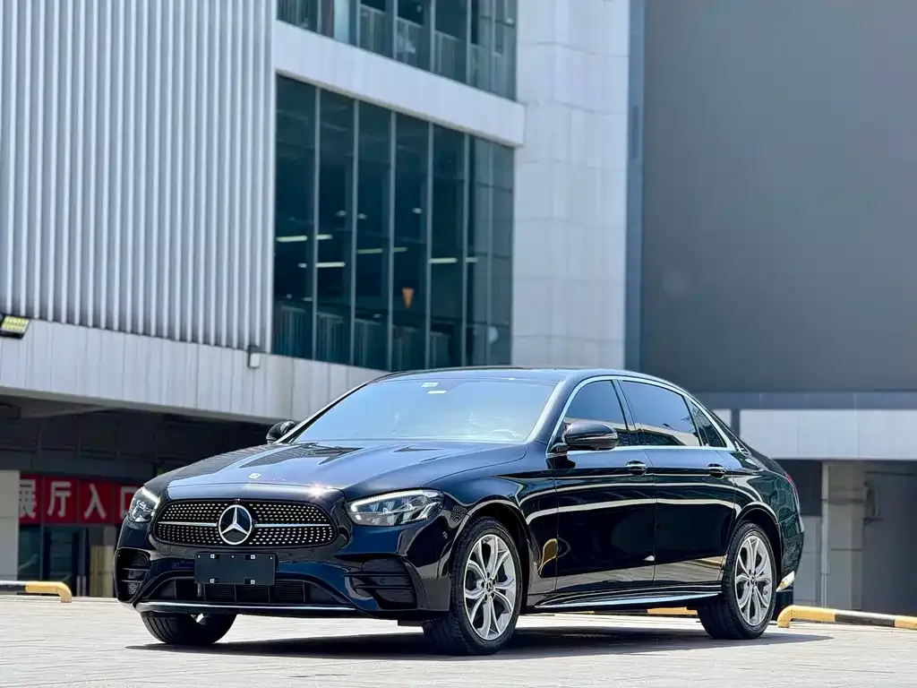 Mercedes-Benz E-Class — фото 1