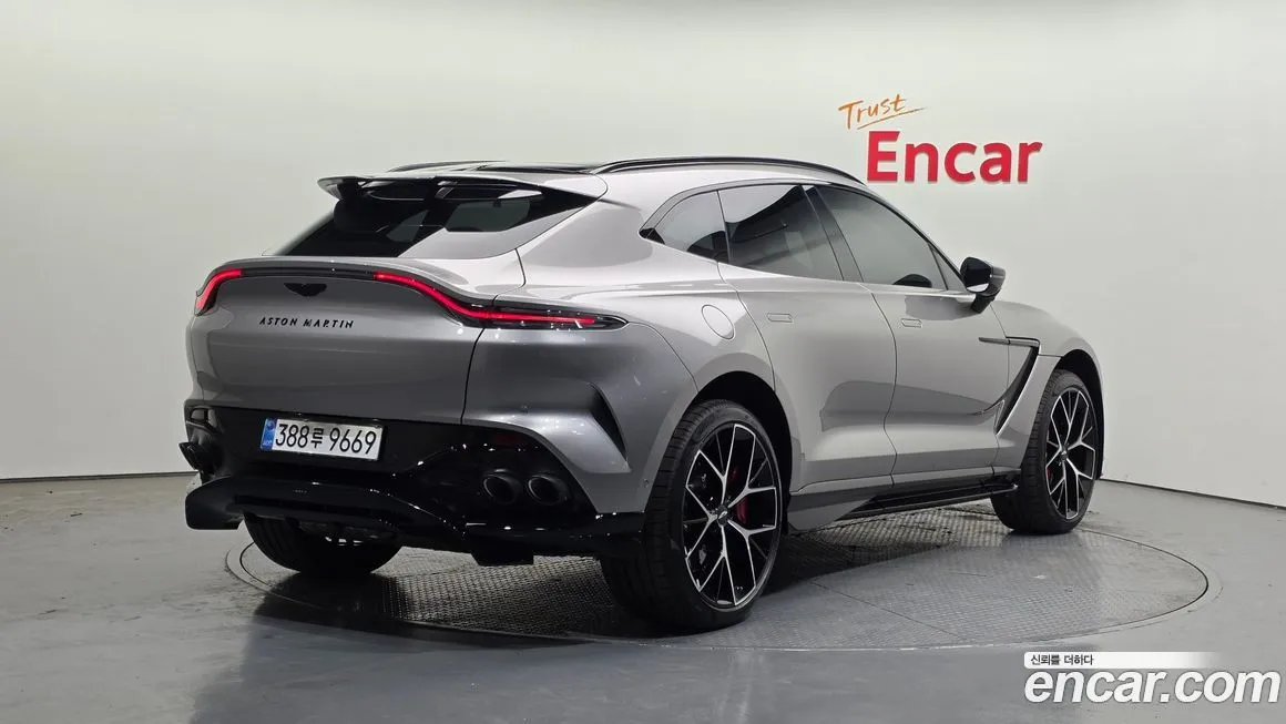 Aston Martin DBX — фото 10