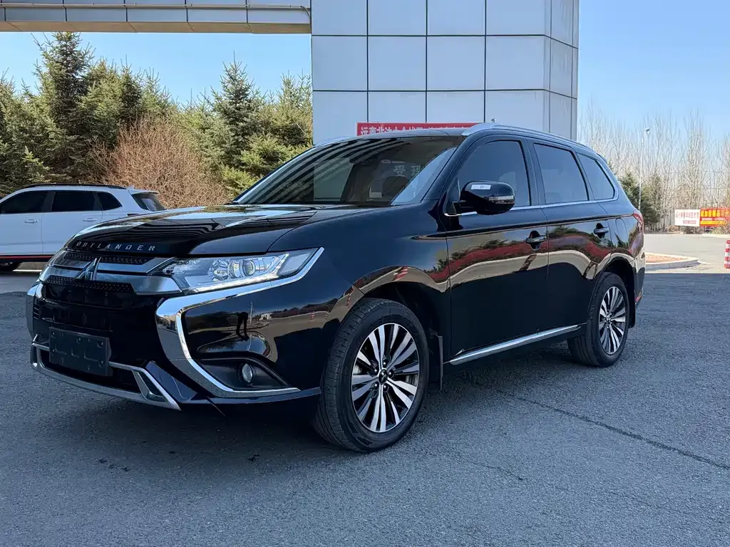 Mitsubishi Outlander — фото 1