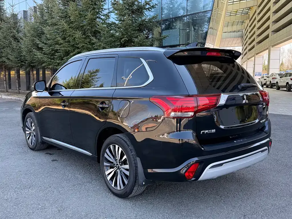 Mitsubishi Outlander — фото 9