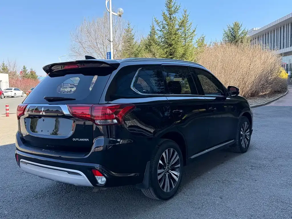 Mitsubishi Outlander — фото 4