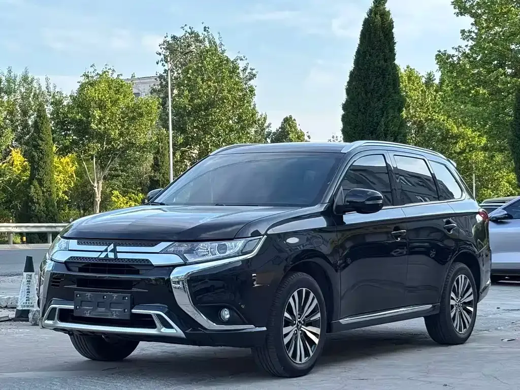 Mitsubishi Outlander — фото 1