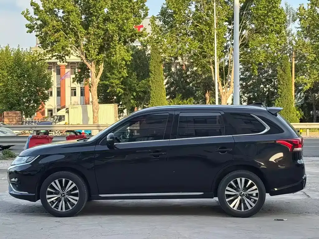 Mitsubishi Outlander — фото 9