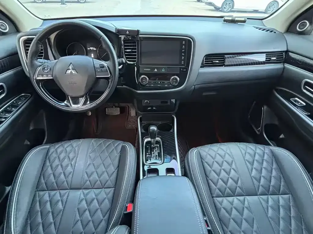 Mitsubishi Outlander — фото 2