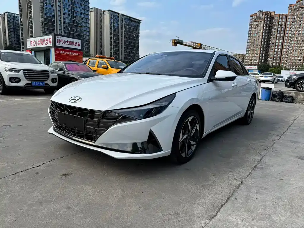 Hyundai Elantra — фото 1