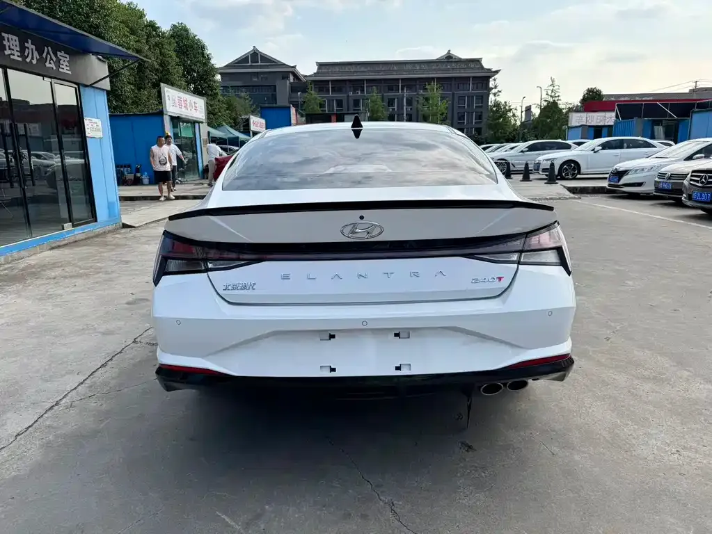 Hyundai Elantra — фото 10