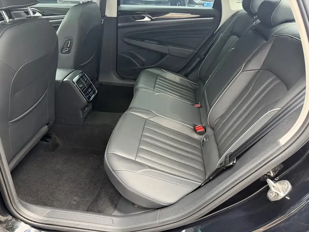 Volkswagen Passat 2023 из CN, фото 10