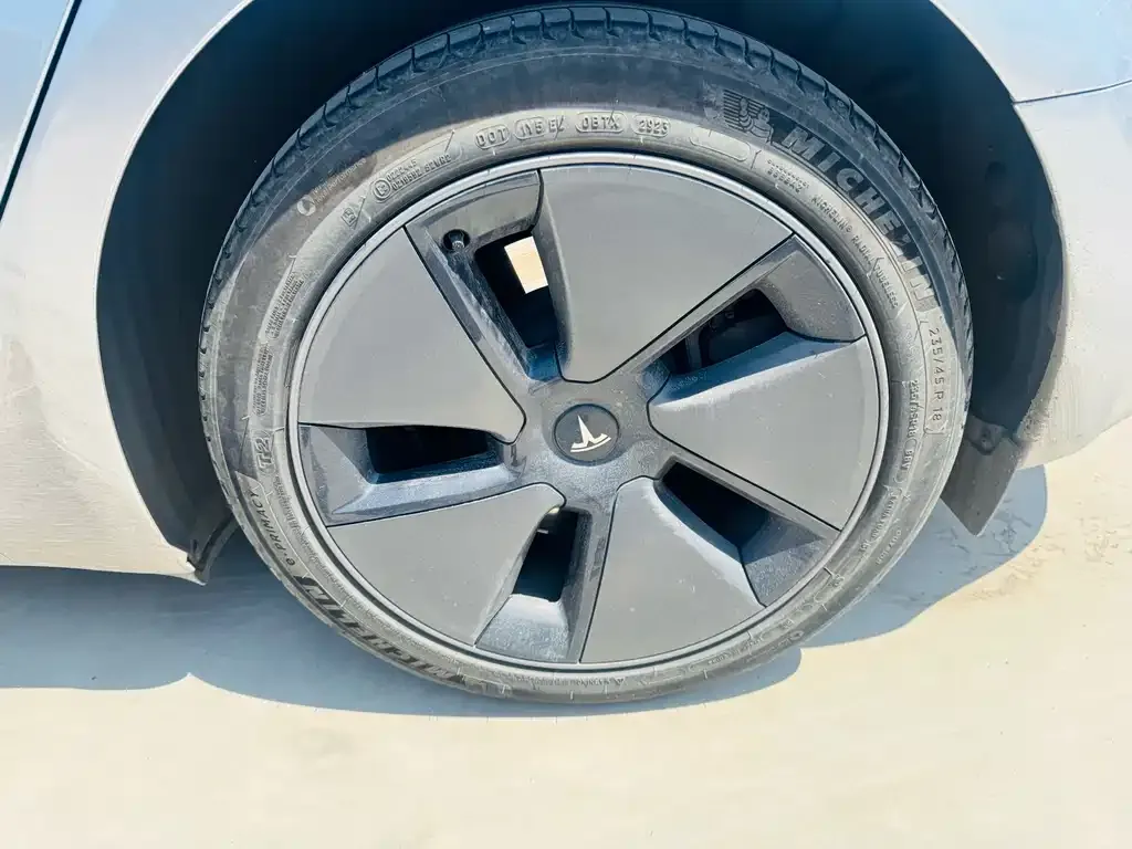 Tesla Model 3 — фото 7