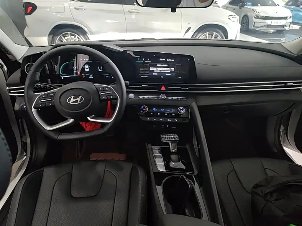Hyundai Elantra — фото 3