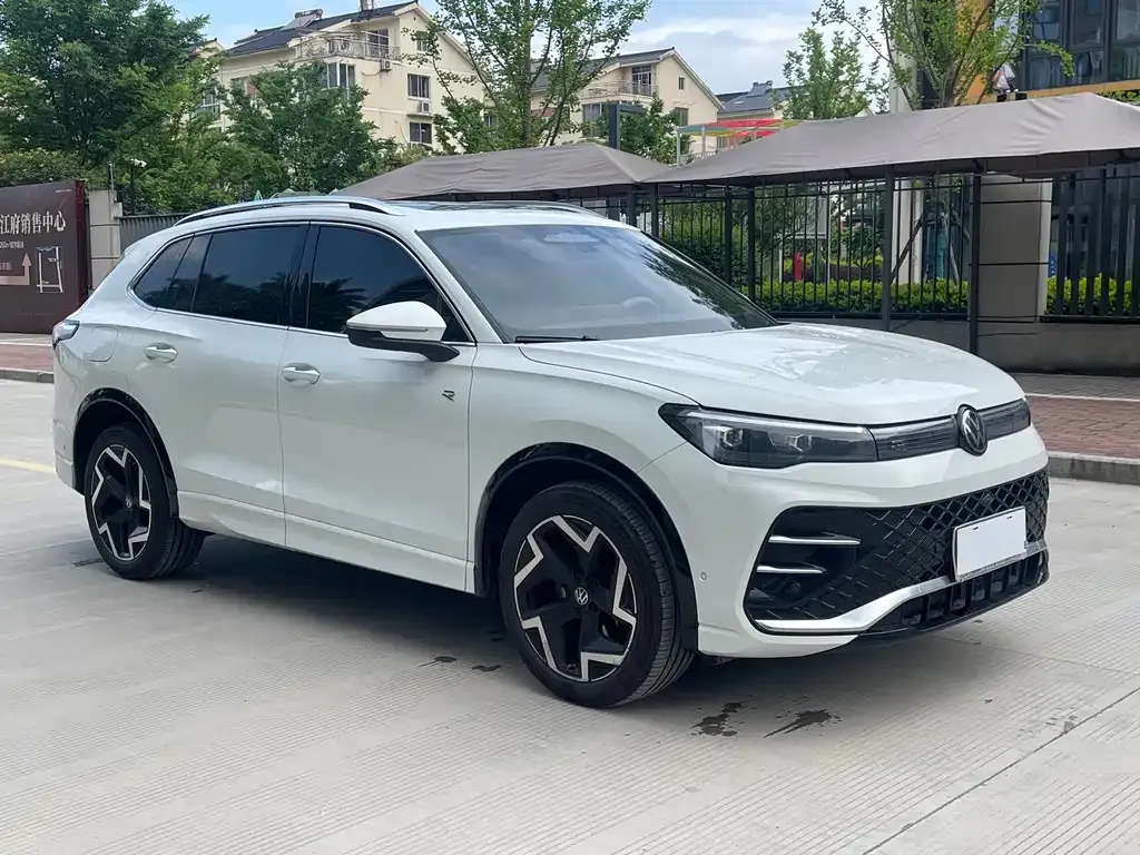 Volkswagen Tiguan L — фото 10