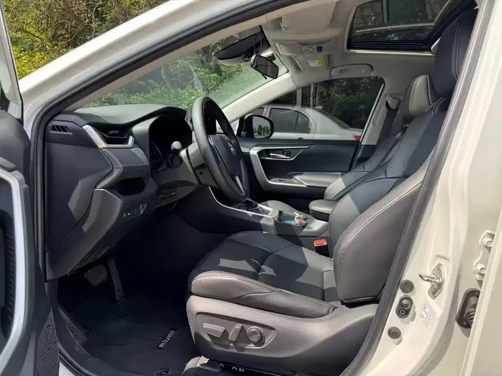 Toyota Wildlander 2021 из CN, фото 2