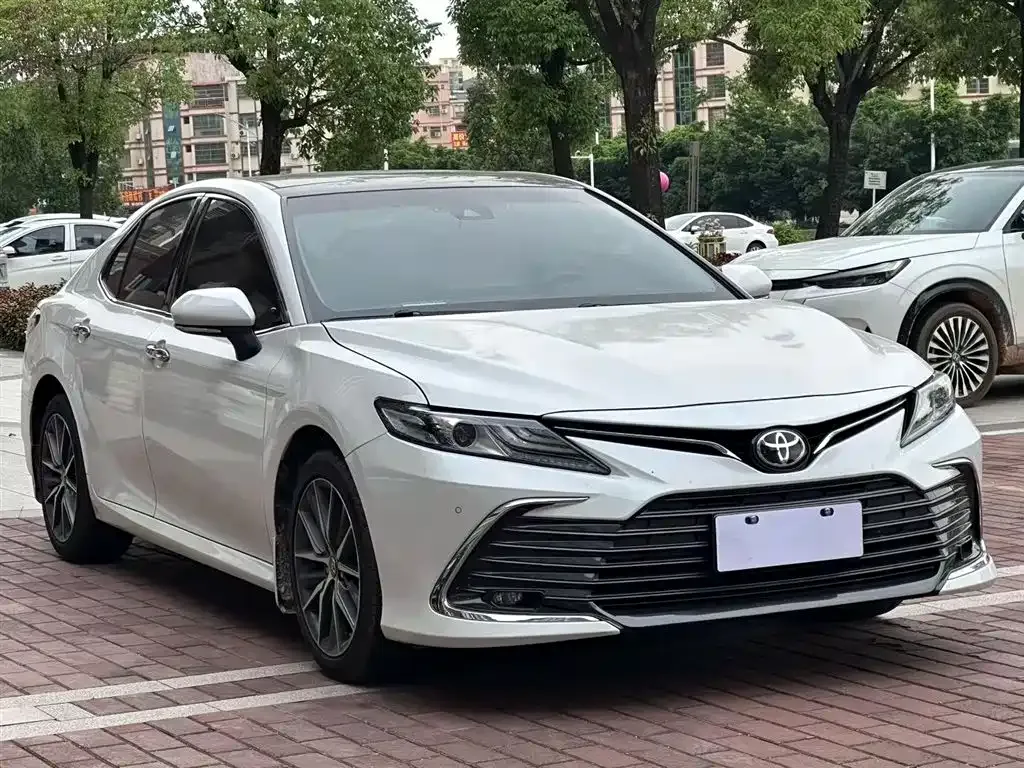 Toyota Camry — фото 1