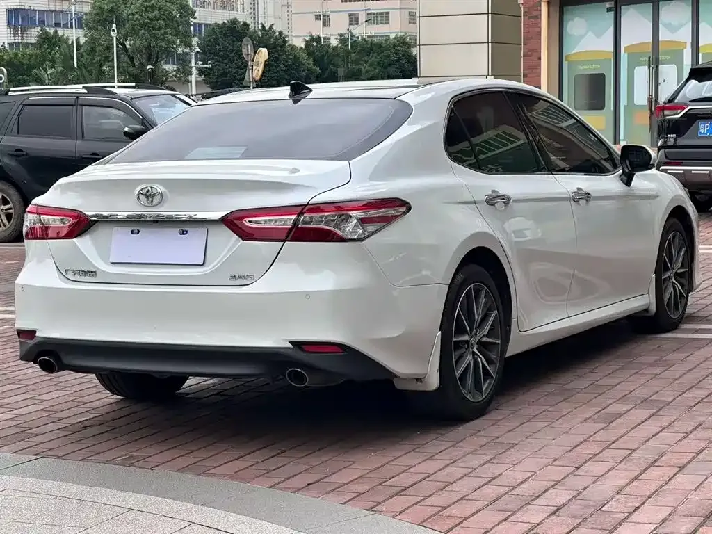 Toyota Camry — фото 5
