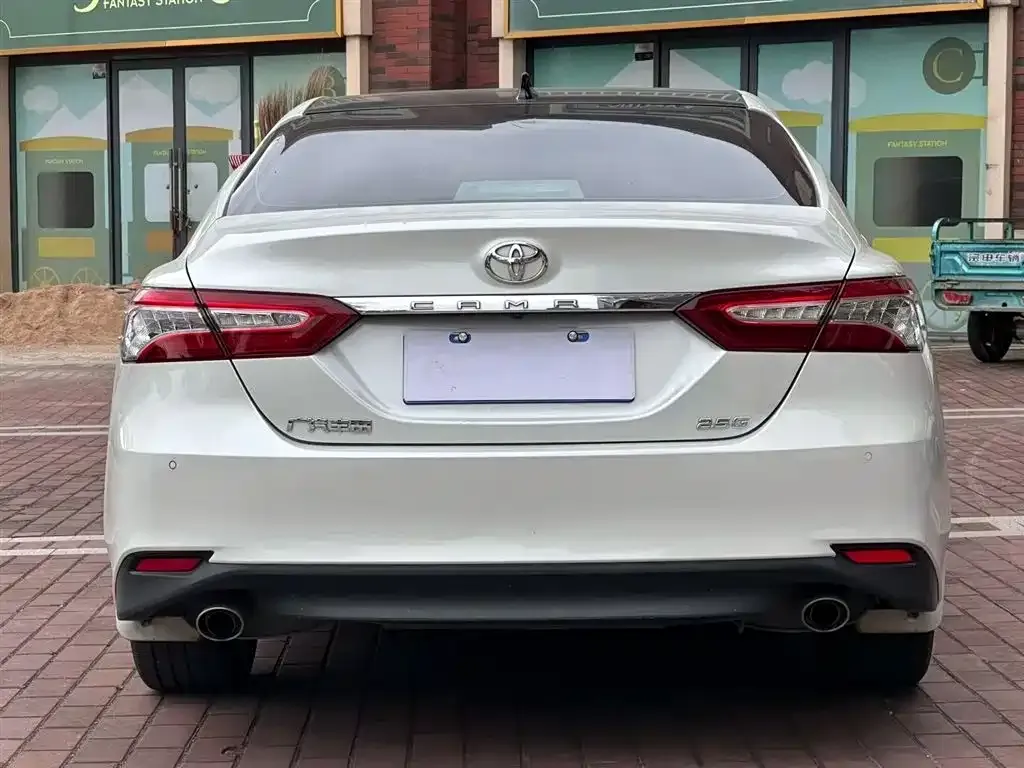 Toyota Camry — фото 2