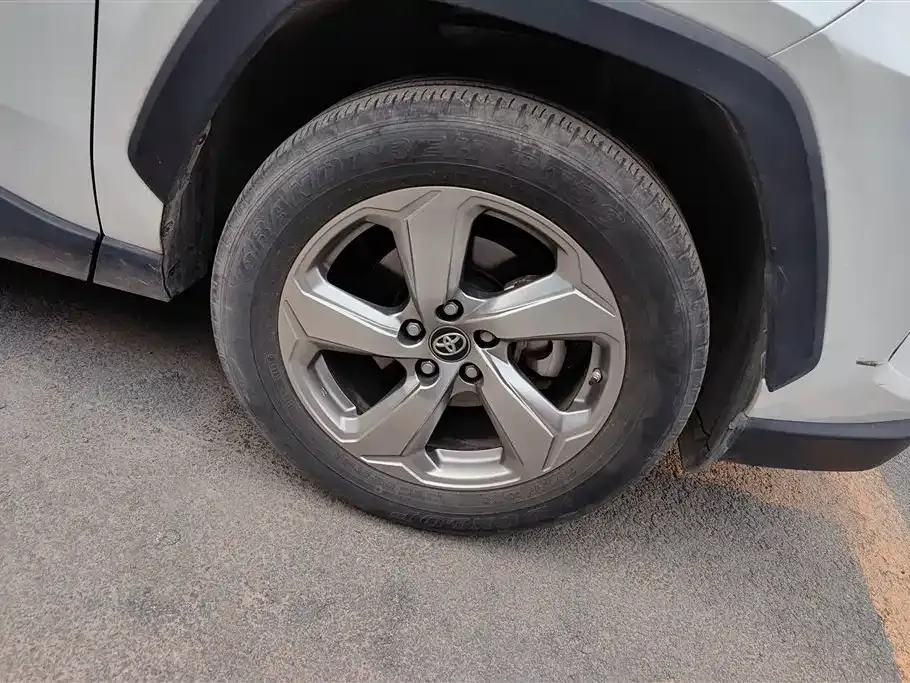 Toyota RAV4 — фото 7