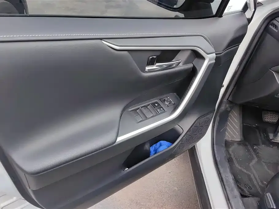 Toyota RAV4 — фото 2