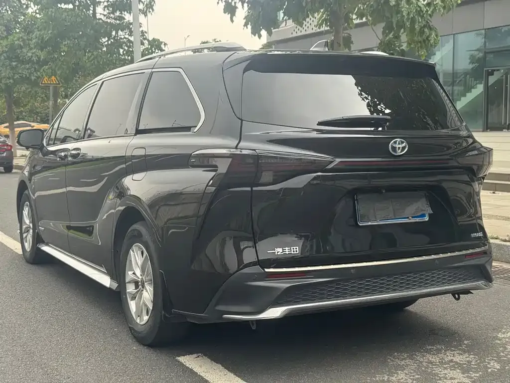 Toyota Granvia 2023 из CN, фото 4