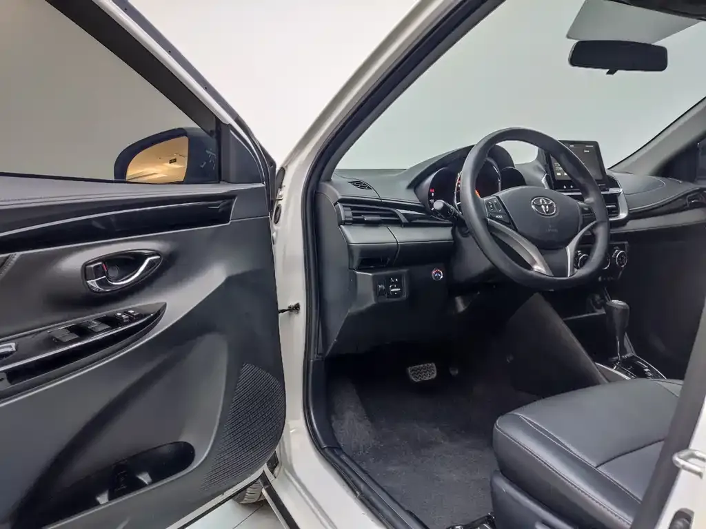 Toyota Yaris L — фото 10