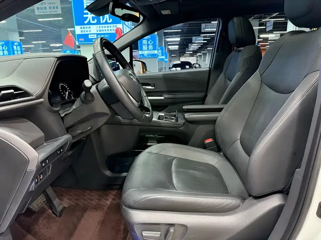 Toyota Sienna — фото 10