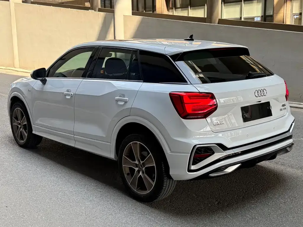 Audi Q2L — фото 4