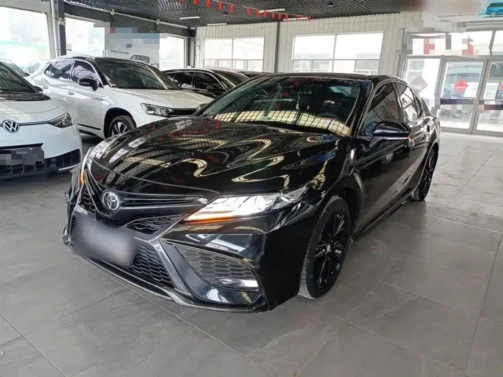 Toyota Camry — фото 1