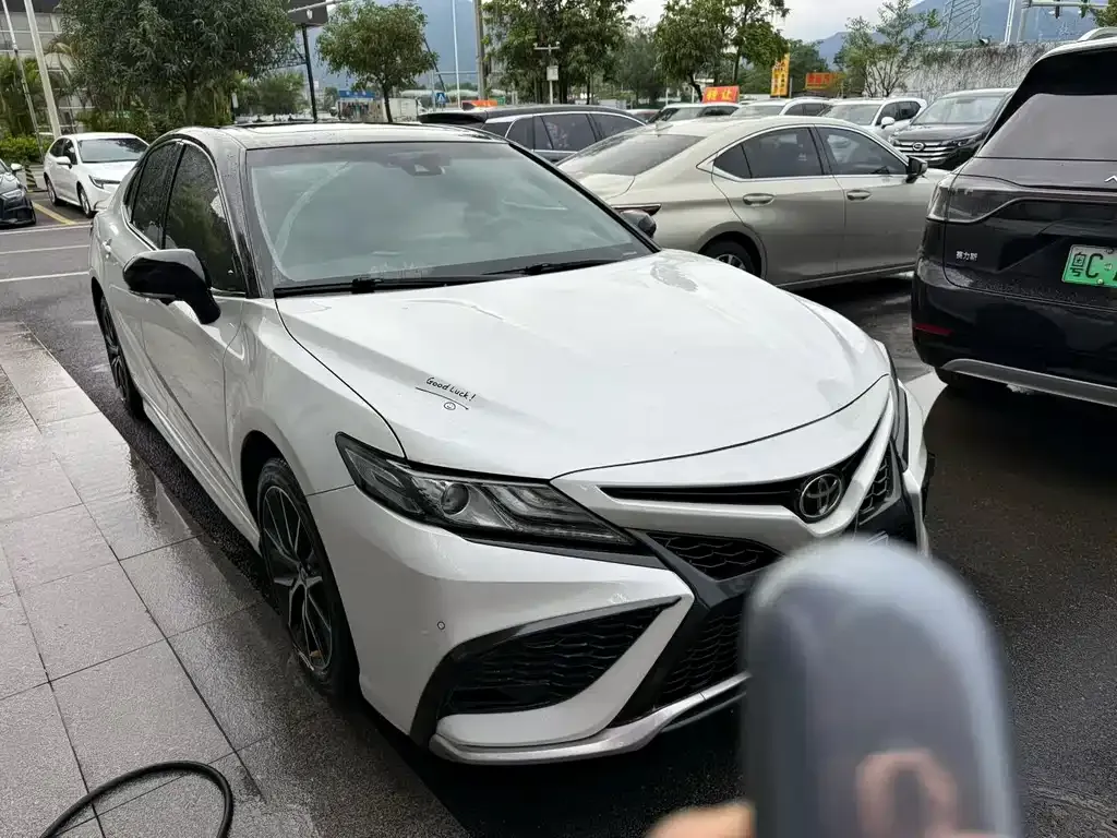 Toyota Camry — фото 1