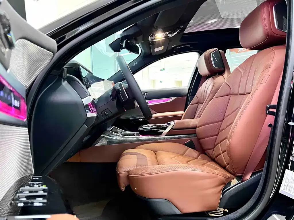 BMW 7 Series 2025 из CN, фото 9