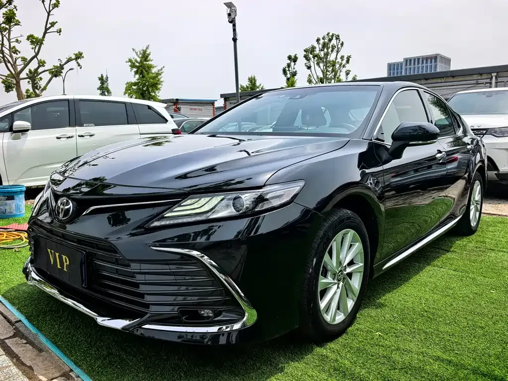Toyota Camry — фото 1