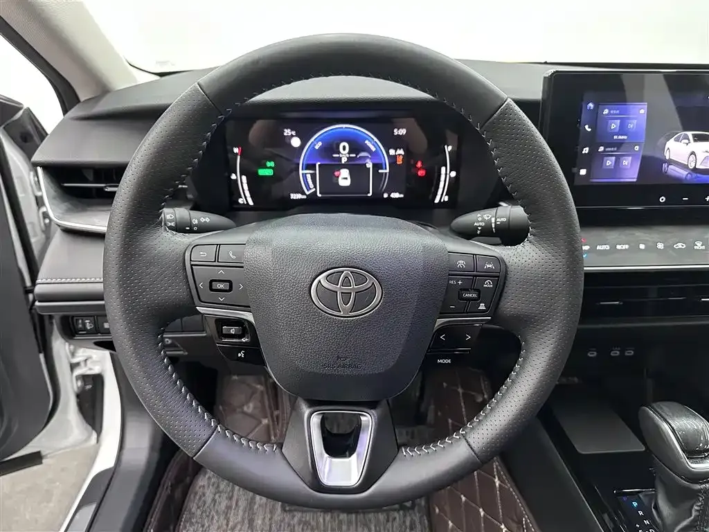 Toyota Camry — фото 5