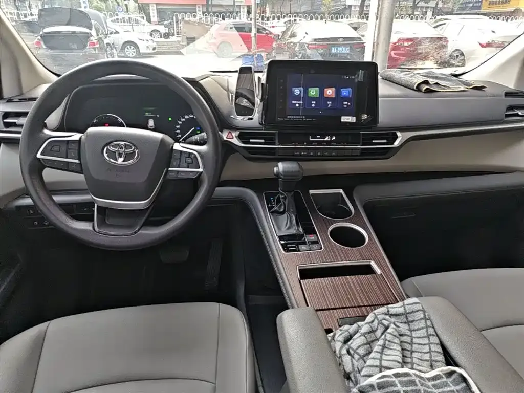 Toyota Granvia 2024 из CN, фото 2